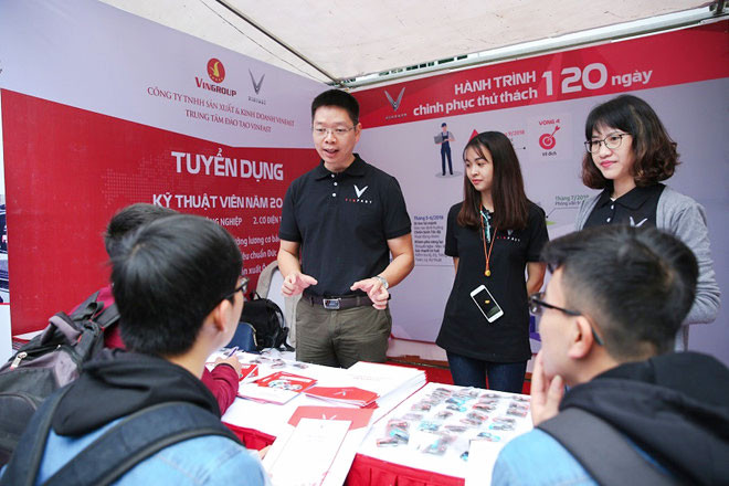 Trung tâm đào tạo VinFast khai giảng ngày 10/9/2018, với 200 học viên trong khóa đầu tiên. Chương trình gồm 2 ngành học chính là Cơ khí Công nghiệp và Cơ-điện tử. Với chương trình đào tạo “kép” – học lý thuyết đi đôi với thực hành với tỷ lệ 40-60%” theo tiêu chuẩn Đức. Các học viên khi ra trường sẽ nhận chứng chỉ do Phòng Thương mại và Công nghiệp Đức tại Việt Nam cấp.