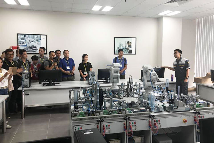 Xưởng sơn được thiết kế và cung ứng dây chuyền bởi các đối tác hàng đầu như GROB, Thyssenkrupp, AVL, MAG, sử dụng công nghệ cơ khí chính xác mới nhất để gia công các đầu Động cơ, thân Động cơ và Trục khuỷu của động cơ. còn có dây chuyền kiểm tra chất lượng động cơ (Kiểm tra nóng và kiểm tra nguội) đảm bảo 100% sản phẩm được kiểm soát chất lượng từ đầu nguồn.