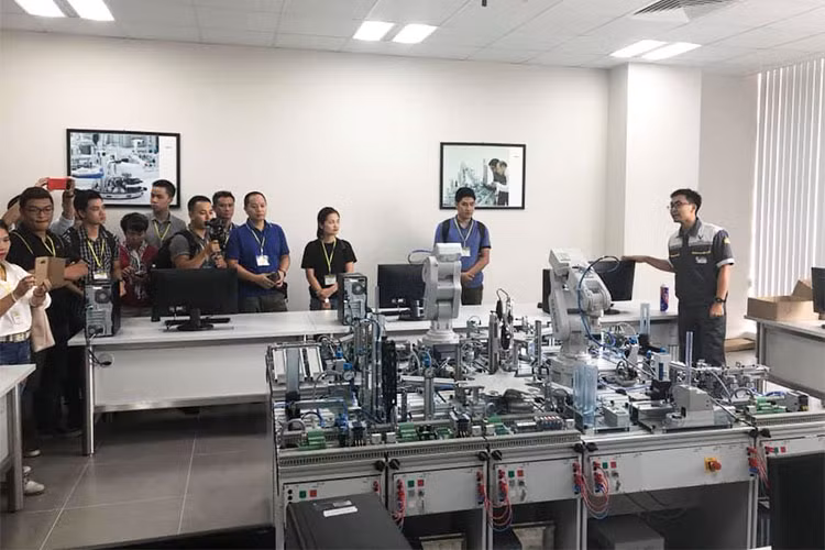 Xưởng sơn được thiết kế và cung ứng dây chuyền bởi các đối tác hàng đầu như GROB, Thyssenkrupp, AVL, MAG, sử dụng công nghệ cơ khí chính xác mới nhất để gia công các đầu Động cơ, thân Động cơ và Trục khuỷu của động cơ. còn có dây chuyền kiểm tra chất lượng động cơ (Kiểm tra nóng và kiểm tra nguội) đảm bảo 100% sản phẩm được kiểm soát chất lượng từ đầu nguồn.