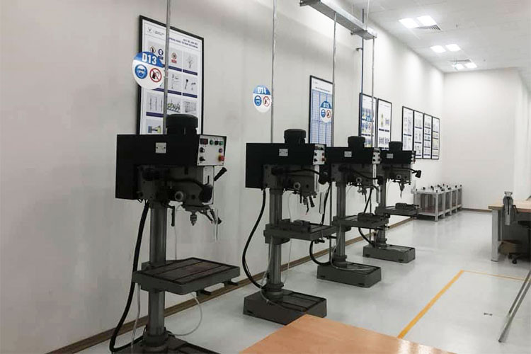 Xưởng hàn thân xe VinFast được thiết kế và cung ứng dây chuyền bởi các đối tác hàng đầu như FFT, EBZ, HIROTEC, được trang bị khoảng 1200 rô-bốt do ABB sản xuất. Khi đi vào hoạt động, đây sẽ là nhà máy hàn thân xe vận hành hoàn toàn tự động, hiện đại nhất Việt Nam và khu vực Đông Nam Á (diện tích xưởng hàn: 100.000 m2, công suất 38 xe/giờ).