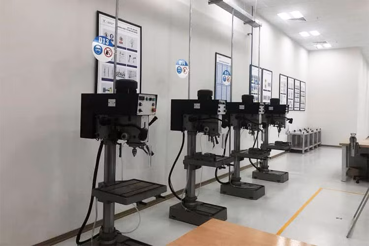 Xưởng hàn thân xe VinFast được thiết kế và cung ứng dây chuyền bởi các đối tác hàng đầu như FFT, EBZ, HIROTEC, được trang bị khoảng 1200 rô-bốt do ABB sản xuất. Khi đi vào hoạt động, đây sẽ là nhà máy hàn thân xe vận hành hoàn toàn tự động, hiện đại nhất Việt Nam và khu vực Đông Nam Á (diện tích xưởng hàn: 100.000 m2, công suất 38 xe/giờ).