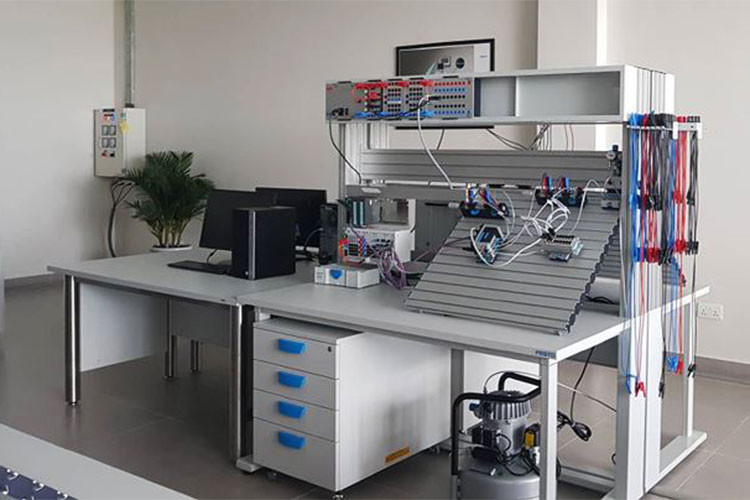 Xưởng phụ trợ bao gồm sơn các chi tiết nhựa (cản trước, cản sau) với công nghệ sơn thân thiện môi trường được cung cấp bởi nhà cung cấp Durr đến từ cộng hòa Liên Bang Đức. VinFast cũng thành lập một khu khu công nghiệp phụ trợ, chiếm khoảng 30% diện tích khu tổ hợp để sản xuất linh kiện, phụ kiện ôtô và xe máy.