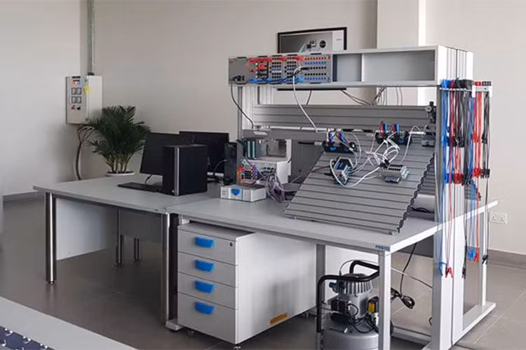 Xưởng phụ trợ bao gồm sơn các chi tiết nhựa (cản trước, cản sau) với công nghệ sơn thân thiện môi trường được cung cấp bởi nhà cung cấp Durr đến từ cộng hòa Liên Bang Đức. VinFast cũng thành lập một khu khu công nghiệp phụ trợ, chiếm khoảng 30% diện tích khu tổ hợp để sản xuất linh kiện, phụ kiện ôtô và xe máy.