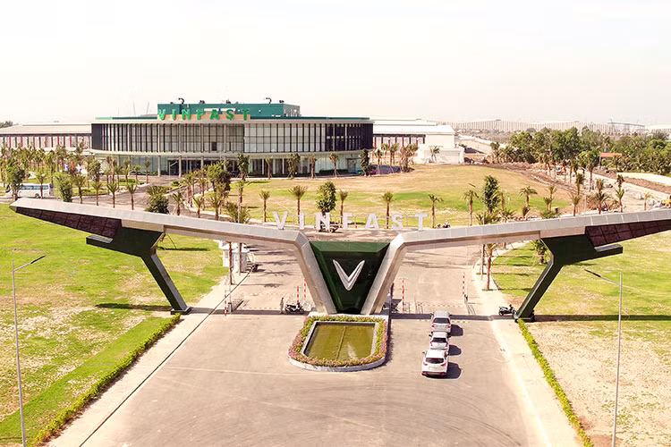 Công suất nhà máy xe Vinfast dự tính sản xuất ôtô khoảng 250.000 xe/năm giai đoạn 1, 500.000 xe/năm giai đoạn 2. Các mẫu xe máy điện: 250.000 xe/năm giai đoạn 1, tăng lên 500.000 xe trong giai đoạn 2 và có thể mở rộng 1 triệu xe/năm. Các sản phẩm của xe VinFast bao gồm: ôtô con 5 chỗ (Sedan), xe thể thao việt dã (SUV), xe con cỡ nhỏ, xe ôtô điện, xe máy điện và xe buýt điện.