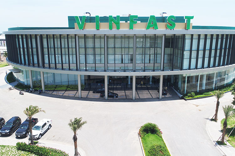 Xưởng sơn xe bao gồm hai dây chuyền sơn nhựa và sơn khung xe máy điện, tự động hóa 95% theo công nghệ Đức tiết kiệm năng lượng, chất lượng châu Âu. Đặc biệt xưởng sơn có hệ thống xử lí môi trường và chất thải tốt nhất Châu Á, do sử dụng công nghệ xử lí khí thải và nước thải tiên tiến nhất. Thiết bị máy móc nhập khẩu 95% từ Châu Âu.