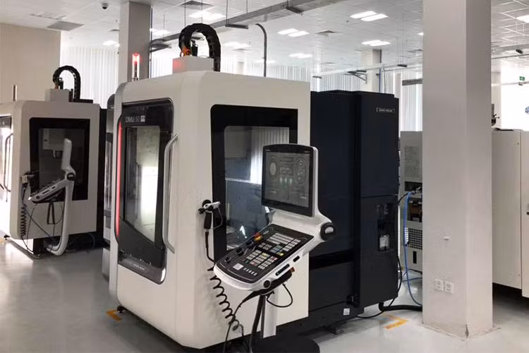 Xưởng lắp ráp xe có thể đánh giá là hiện đại bậc nhất khu vực với những công nghệ và thiết bị được cung cấp bởi các hãng châu Âu như ABB, Atlas copco... Hệ thống thiết bị kiểm tra xe thành phẩm được nhập khẩu từ Italy với chất lượng cao và kết nối toàn bộ dữ liệu sản xuất, chất lượng công đoạn được quản lí trên máy chủ, giúp VinFast phân tích đánh giá ngăn ngừa sản phẩm lỗi ra ngoài thị trường.