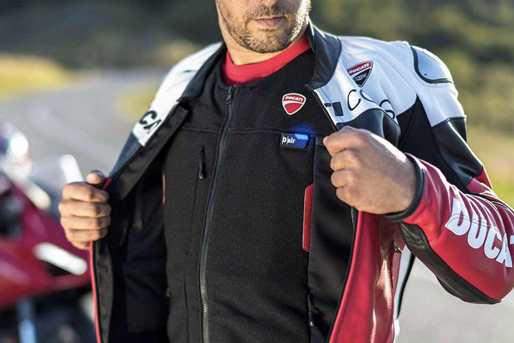 Theo đó, mẫu áo giáp Ducati thông minh được tích hợp thêm túi khí giảm sốc được phát triển từ công nghệ D-air của hãng giáp nổi tiếng Dainese.