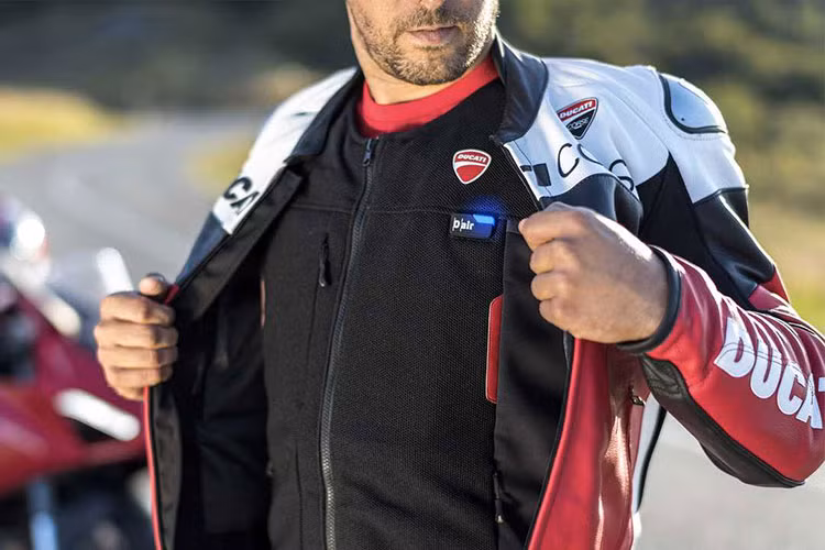 Theo đó, mẫu áo giáp Ducati thông minh được tích hợp thêm túi khí giảm sốc được phát triển từ công nghệ D-air của hãng giáp nổi tiếng Dainese.