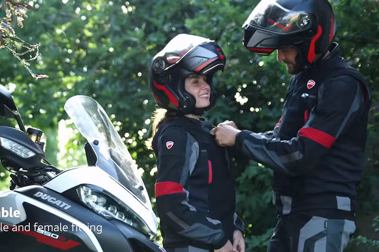 An toàn dành cho các biker luôn là những gì được các nhà sản xuất quan tâm bậc nhất. Không chỉ tích hợp thêm loạt công nghệ lên chiếc xe mà mới đây, hãng xe Ý vừa cho ra mắt mẫu áo xe môtô Ducati hoàn toàn mới có khả năng giảm va đập mạnh khi có va chạm.