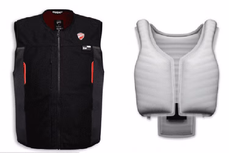 Thiết kế bên ngoài của mẫu áo mới Ducati Smart Jacket 2021 mới này được thiết kế khá thời trang với màu đen, vải mịn. Trên đó, logo Ducati được thêu cùng với cảm biến công nghệ D-air trên ngực áo. 