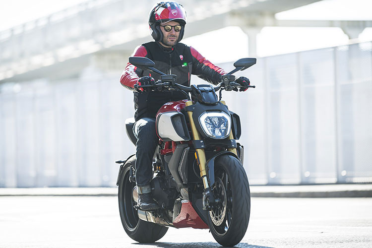 Ducati Smart Jacket 2021 được trang bị túi khí với 7 cảm biến theo dõi và xử lý dữ liệu lần lượt 1.000 lần mỗi giây. Trong trường hợp trượt, va chạm hay có tác động vào một vật thể hoặc phương tiện khác sẽ có các tác động khác nhau với đèn thông báo trên ngực hiển thị 4 màu tùy mức độ gồm: đỏ, vàng, xanh lá cây và xanh lam.