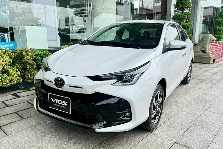 Toyota Vios đã bứt phá trong tháng cuối năm 2023, khi đạt doanh số 3.022 xe, tăng gần 1.500 xe so với tháng trước và vươn lên dẫn đầu Top 10 ôtô bán chạy nhất tháng. Tuy nhiên, bấy nhiêu là chưa đủ để Toyota Vios trở thành mẫu sedan hạng B bán chạy nhất năm, khi tổng doanh số của mẫu xe này chỉ đạt 13.521 xe, đứng ở vị trí thứ 4 trong bảng xếp hạng.