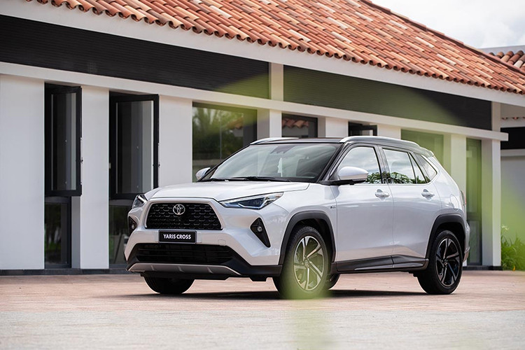 Vị trí thứ 7 thuộc về tân binh nhà Toyota, mẫu Yaris Cross với 1.558 xe bán ra trong tháng 12/2023, tăng 466 xe so với tháng trước. Toyota Yaris Cross hoàn toàn mới chính thức ra mắt Việt nam vào tháng 09/2023. Cộng dồn doanh số từ khi ra mắt đến nay đã có 3.065 xe được bán ra thị trường.