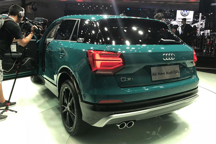 Trong khi đó, chiều rộng của Audi Q2L phiên bản 2018 là 1.785 mm và chiều cao 1.548 mm. Hai con số tương ứng của Audi Q2 tiêu chuẩn là 1.794 mm và 1.508 mm. Tùy vào từng cấu hình xe, Audi Q2L 2018 sẽ được trang bị lưới tản nhiệt, bo viền trước/sau, tấm ốp bảo vệ gầm phía sau và cánh lướt gió bên sườn khác nhau.