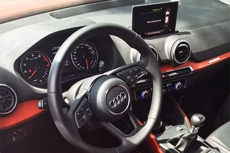 Audi Q2L tại Trung Quốc được trang bị ghế thể thao bọc da, chỉnh điện và vô lăng bọc da đa chức năng. Trước mặt người lái và sau vô lăng xuất hiện bảng đồng hồ kỹ thuật số Audi Virtual Cockpit. Ngoài ra, xe còn có màn hình hiển thị thông tin trên kính chắn gió, nút chọn chế độ lái, hệ thống đèn viền, hệ thống định vị và mở cửa không cần chìa khóa.