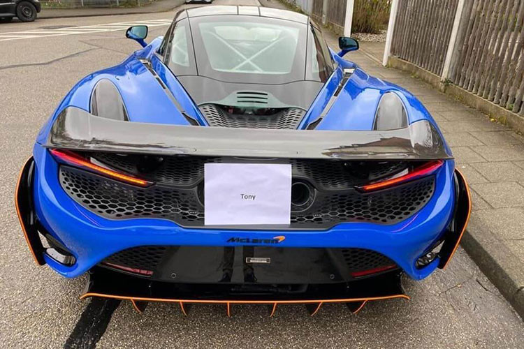 Đầu tiên chính là việc khối động cơ V8, dung tích 4.0 lít, tăng áp kép quen thuộc của siêu xe McLaren 720S vẫn được trang bị cho McLaren 765LT. Nhưng các kỹ sư Anh đã "phù phép" lại nhằm mang đến cho xe công suất tối đa 755 mã lực, cao hơn 45 mã lực so với McLaren 720S.