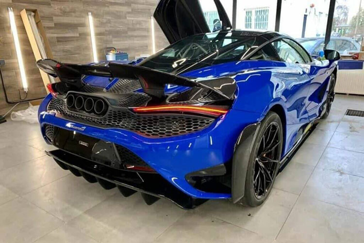 So với McLaren 720S, McLaren 765LT được chăm chút lại ngoại hình với nhiều sự thay đổi dễ nhận ra và còn nhẹ hơn 80 kg so với phiên bản tiêu chuẩn này. Để mang đến trọng lượng 1.229 kg cho siêu xe McLaren 765LT phải kể đến nhiều chi tiết được làm từ sợi carbon tiên tiến, ống xả titan với bốn cửa ra từ phía sau cũng như kính xe mỏng hơn.