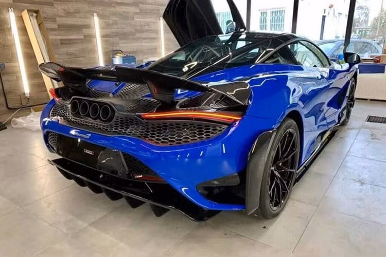 So với McLaren 720S, McLaren 765LT được chăm chút lại ngoại hình với nhiều sự thay đổi dễ nhận ra và còn nhẹ hơn 80 kg so với phiên bản tiêu chuẩn này. Để mang đến trọng lượng 1.229 kg cho siêu xe McLaren 765LT phải kể đến nhiều chi tiết được làm từ sợi carbon tiên tiến, ống xả titan với bốn cửa ra từ phía sau cũng như kính xe mỏng hơn.