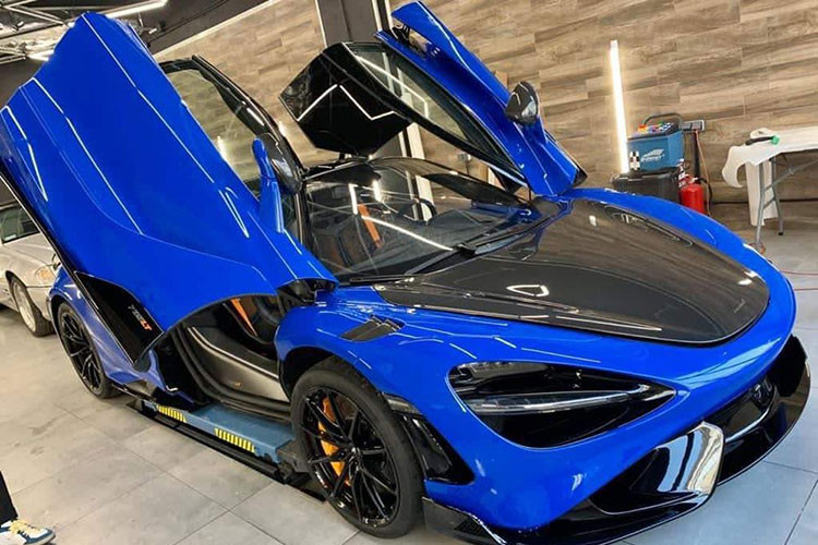 Như vậy, các đại gia Việt hiện đã sở hữu đến 3 chiếc siêu xe McLaren 765LT trên tổng số 765 chiếc được sản xuất trên toàn thế giới. Trong đó, chiếc siêu xe giới hạn McLaren 765LT mới về nước mang màu sơn đỏ-cam lạ mắt. Hình ảnh do người chơi lan đột biến chia sẻ cho thấy, chiếc xe McLaren 765LT bí mật về garage của người này có màu xanh đậm cùng nắp capô carbon.