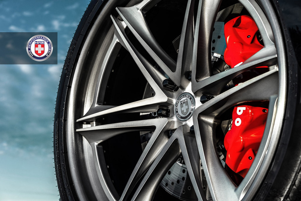 Bộ vành hàng hiệu 6 chấu kép đến từ hãng độ HRE thay cho bộ vành 22 inch nguyên bản. Được biết, bộ vành của HRE có kích thước lên đến 24 inch và được sơn màu titan. Bên trong, kẹp phanh Brembo 8 piston màu đỏ tăng tính tương phản với màu đen của ngoại thất xe.