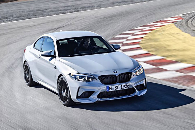 Dàn tản nhiệt này được trang bị cho BMW M2 2018 mới gồm một két chính nằm giữa, 2 két phụ nằm bên và một két làm mát dầu khác. Phiên bản sử dụng hộp số ly hợp kép còn được trang bị thêm dàn làm mát dầu hộp số.