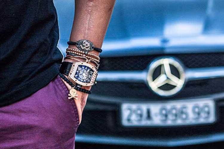 Cái tên Bảo Hưng được cộng đồng mạng bắt đầu chú ý khi dính nghi án hẹn hò cùng Á hậu Tú Anh vào giữa tháng 6/2016. Và từ đó, mọi người bắt đầu biết đến cậu em trai của BTV Ngọc Trinh có sở thích sưu tập xe và đồng hồ hàng hiệu giống chị gái của mình.