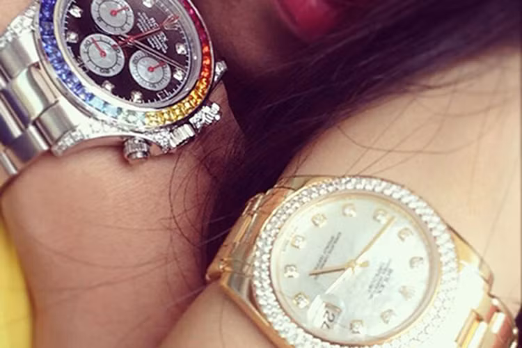 Chiếc Rolex Daytona Rainbow Bảo Hưng đeo bên trái có giá khoảng 125.000 USD (2,5 tỷ đồng). Bên cạnh đó là chiếc Rolex MasterPiece full paved của MC Ngọc Trinh có giá khoảng 61.000USD (1,2 tỷ đồng).
