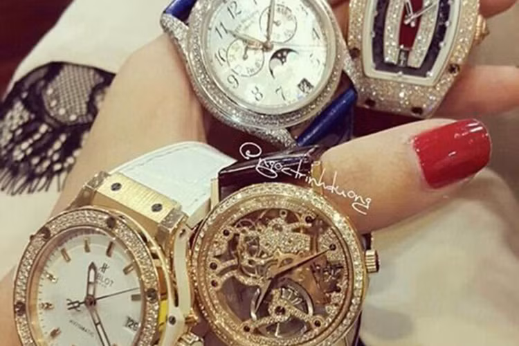 Chỉ cần liếc sơ qua, bạn cũng có thể thấy giá trị của những chiếc đồng hồ của hai chị em BTV Ngọc Trinh – Bảo Hưng trị giá đến cả tỷ đồng.