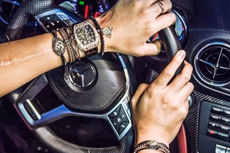 Anh chàng này cũng thường xuyên cầm lái chiếc xe sang thể thao tiền tỷ Mercedes-Benz AMG GT S màu đỏ rực, bên cạnh đó anh cũng khong quên show chiếc dồng hồ hàng hiệu khi lái xe.