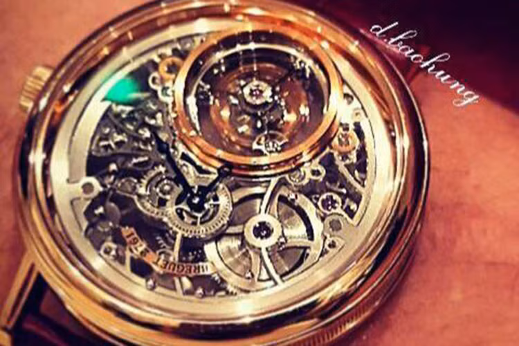 Đồng hồ Bregiet Classique 5335 Grande Complication Tourbillon Messidor. Mẫu đồng hồ trang nhã 5335BR mang cơ cấu chuyển động lên dây bằng tay trong vỏ bằng vàng hồng 18K, có dải đắp nổi trên vỏ được khía rãnh tinh xảo có giá khoảng150.000 USD (khoảng 3 tỷ đồng).