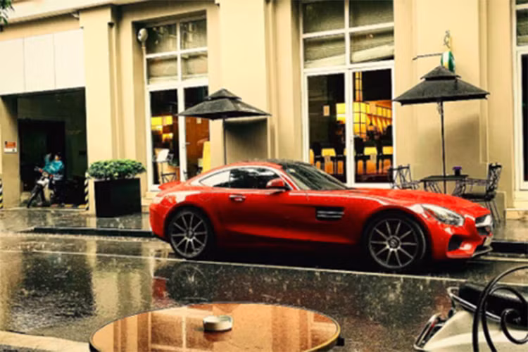Chiếc Mercedes-Benz AMG GT S màu đỏ rực của anh chàng này hiện có giá bán chính hãng lên tới 9 tỷ 145 triệu đồng tại thị trường Việt và là đối thủ đáng gờm của Porsche 911, Audi R8 hay Aston Martin V8 Vantage.