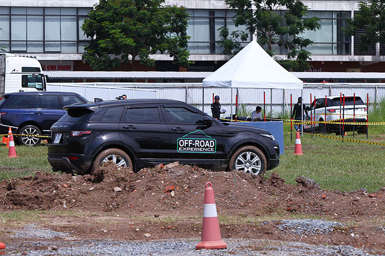 Ngoài ra, thương hiệu xe sang Anh quốc còn muốn cho các khách hàng tìm hiểu và khám phá thêm các tính năng off-road đặc trưng huyền thoại của thương hiệu Land Rover vốn đã được khẳng định trong suốt 70 năm lịch sử của mình qua các hàng loạt các bài trải nghiệm chạy khác nhau, nhằm thể hiện rõ rệt nhất các tính năng đó.