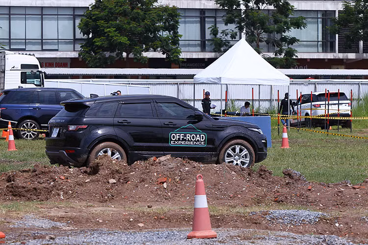 Ngoài ra, thương hiệu xe sang Anh quốc còn muốn cho các khách hàng tìm hiểu và khám phá thêm các tính năng off-road đặc trưng huyền thoại của thương hiệu Land Rover vốn đã được khẳng định trong suốt 70 năm lịch sử của mình qua các hàng loạt các bài trải nghiệm chạy khác nhau, nhằm thể hiện rõ rệt nhất các tính năng đó.