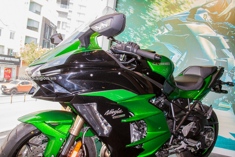So với phiên bản tiêu chuẩn, Ninja H2 SX vẫn khoác lên mình “bộ áo” màu xanh lá đặc trưng của hãng. Tuy nhiên, để có kiểu dáng hợp hơn với tên gọi thì các kỹ sư đã tinh chỉnh lại phần tay lái trở nên rộng và cao hơn, gác chân được hạ thấp xuống sao cho phù hợp với dáng sport-touring.