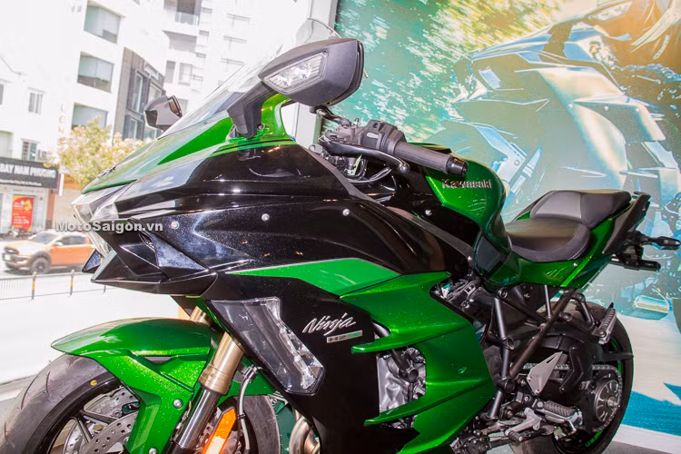 So với phiên bản tiêu chuẩn, Ninja H2 SX vẫn khoác lên mình “bộ áo” màu xanh lá đặc trưng của hãng. Tuy nhiên, để có kiểu dáng hợp hơn với tên gọi thì các kỹ sư đã tinh chỉnh lại phần tay lái trở nên rộng và cao hơn, gác chân được hạ thấp xuống sao cho phù hợp với dáng sport-touring.