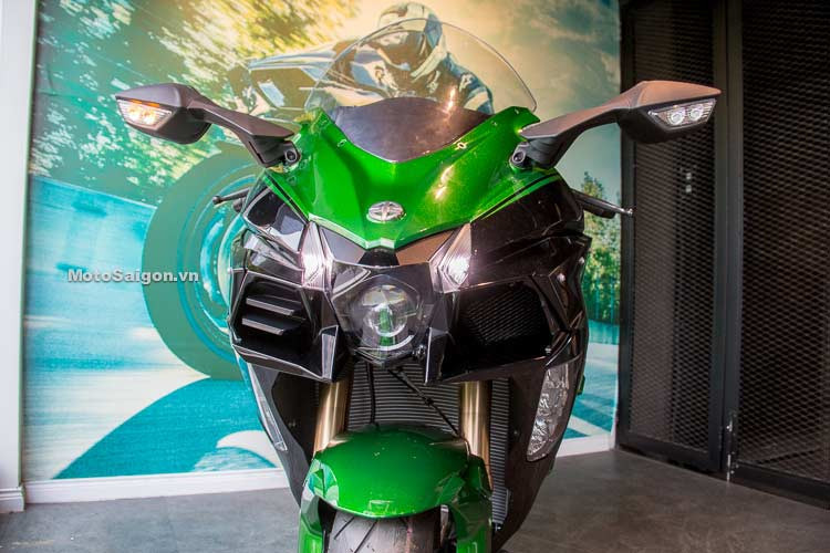 Kawasaki Ninja H2 SX 2018 phiên bản mới cũng được bổ sung hàng loạt công nghệ mới như đèn pha LED tự động thay đổi góc chiếu, phần đầu nhìn ngầu hơn. Khung sườn mắt cáo của xe tương tự H2 nhưng trục cơ sở dài hơn đôi chút, tay lái thiết kế cao hơn để phù hợp công năng của một mẫu xe di chuyển đường dài.