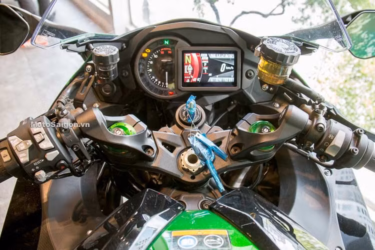 Màn hình của đồng hồ xe cũng mang thiết kế hiện đại hơn trước với một màn hình TFT màu, đèn pha LED tự động thay đổi góc chiếu và hệ thống sang số nhanh không cần bóp côn. Đáng tiếc, trên mẫu siêu môtô cao cấp đắt tiền này hệ thống khoá điện vẫn ở dạng truyền thống.