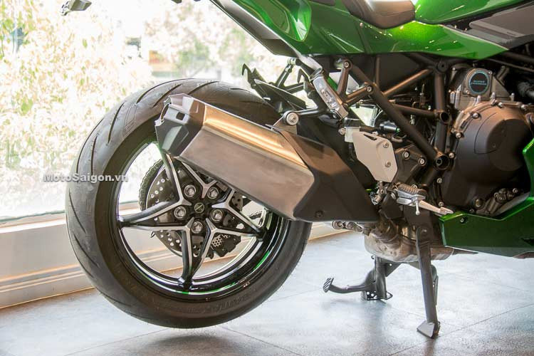 Hệ thống ống xả xe được tinh chỉnh nhỏ hơn giảm đến 3 kg trọng lượng. Mâm xe thiết kế dạng hợp kim 5 chấu kép khá đẹp mắt, giống như những người anh em H2 và siêu môtô H2R. Xe thiết kế gắp sau dạng một gắp.