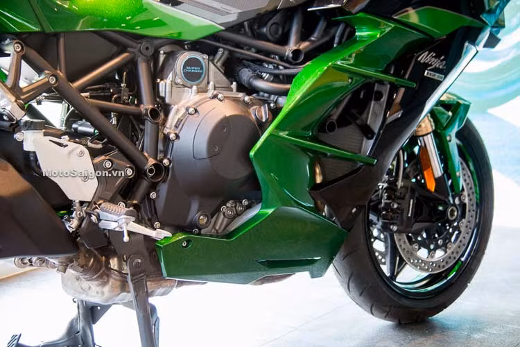 Nếu có thêm Ram Air (bầu lấy gió), động cơ sẽ tạo ra công suất tối đa hơn 206 mã lực. Do được hãng xe máy Kawasaki hiệu chỉnh lại hoàn toàn nên động cơ của Ninja H2 SX vận hành mượt mà và êm ái hơn. Theo đại diện hãng xe máy Nhật Bản cho hay, động cơ này có mức tiêu thụ nhiên liệu khá thấp.