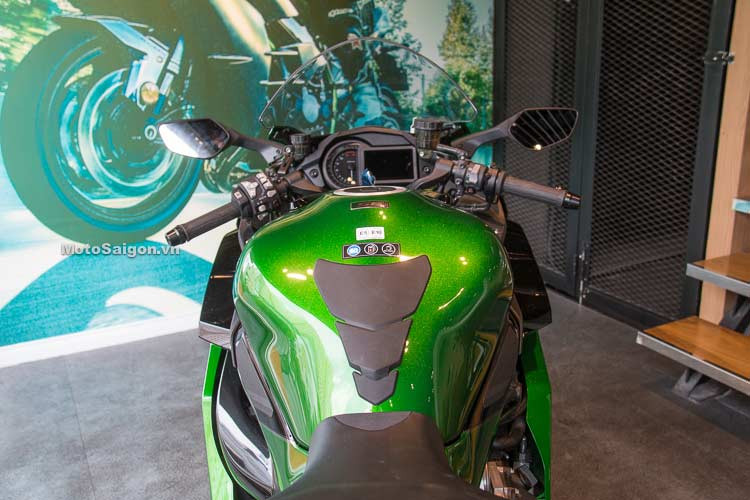 Xe có trọng lượng khô ở mức khoảng 256 kg. Dung tích bình nhiên liệu cho xe đạt 19 lít. Với phần đuôi xe mới cùng yên sau lớn hơn, Ninja H2 SX đem tới cảm giác thoải mái hơn cho người ngồi sau, đồng thời giúp người dùng có thể lắp thêm thùng đồ 2 bên khi cần thiết.