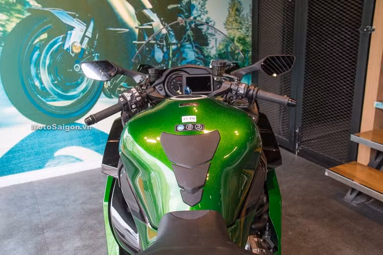 Xe có trọng lượng khô ở mức khoảng 256 kg. Dung tích bình nhiên liệu cho xe đạt 19 lít. Với phần đuôi xe mới cùng yên sau lớn hơn, Ninja H2 SX đem tới cảm giác thoải mái hơn cho người ngồi sau, đồng thời giúp người dùng có thể lắp thêm thùng đồ 2 bên khi cần thiết.