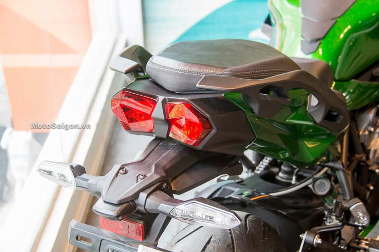 Ninja H2 SX cũng có 2 tùy chọn yên là tiêu chuẩn và yên thấp với chiều cao lần lượt là 835 mm và 820 mm. Đuôi xe thiết kế với đèn hậu dạng led tách rời chú không nguyên cả cụm chung như trước, hệ thống đè xi nhan được thiết kế hạ thấp nằm phía dưới dè sau, sát với pad biển số.
