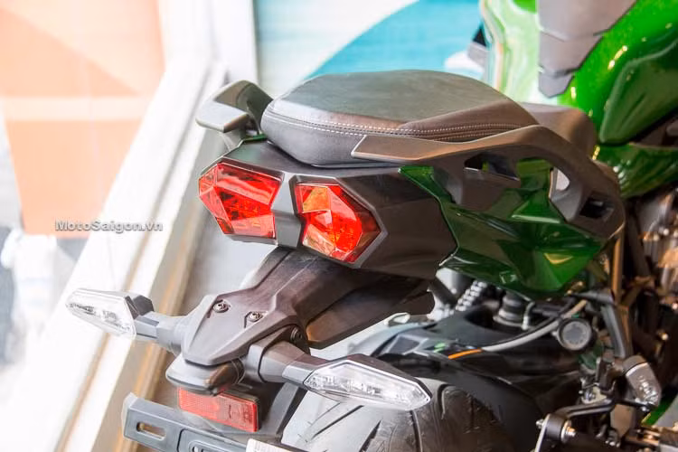 Ninja H2 SX cũng có 2 tùy chọn yên là tiêu chuẩn và yên thấp với chiều cao lần lượt là 835 mm và 820 mm. Đuôi xe thiết kế với đèn hậu dạng led tách rời chú không nguyên cả cụm chung như trước, hệ thống đè xi nhan được thiết kế hạ thấp nằm phía dưới dè sau, sát với pad biển số.