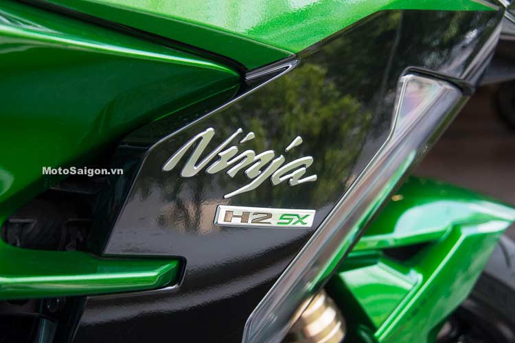 Ninja H2 SX được trang bị động cơ siêu nạp 4 xy-lanh thẳng hàng, dung tích 998cc. Động cơ này sử dụng piston, nắp xy-lanh, xy-lanh, trục khuỷu, trục cam và bướm ga hoàn toàn mới so với Ninja H2. Động cơ sản sinh công suất tối đa 197,3 mã lực tại tua máy 11.000 vòng/phút, mô-men xoắn cực đại 137 Nm tại tua máy 9.500 vòng/phút.
