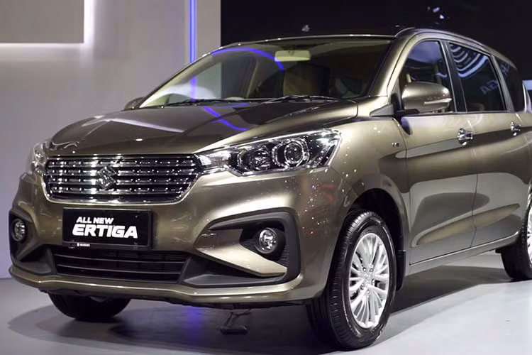 Giá xe Suzuki Ertiga 2018 được bán tới tay người tiêu dùng Indonesia với 5 phiên bản tương ứng gồm GA MT 13.500 USD (khoảng 307 triệu đồng), GL MT 14.700 USD (khoảng 334 triệu đồng), GX MT (15.500 USD), GL AT 15.650 USD (khoảng 352 triệu đồng) và GX AT 16.500 USD (khoảng 375 triệu đồng).