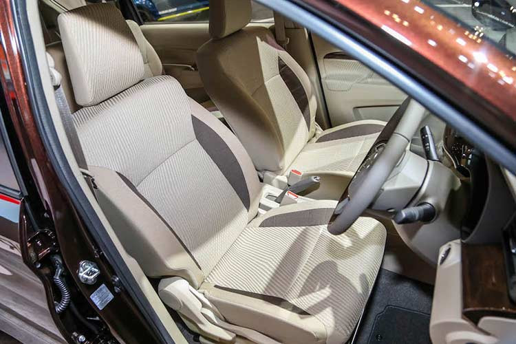 Riêng phiên bản GX cao cấp nhất được trang bị thêm nội thất ốp gỗ, vô-lăng đa chức năng được bọc da và ốp gỗ, chìa khóa thông minh, nút bấm khởi động, bộ điều chỉnh chiều cao ghế, chỗ để cốc phía trước lỗ thống gió, và một màn hình cảm ứng 6,8 inch cùng với khả năng kết nối Bluetooth.