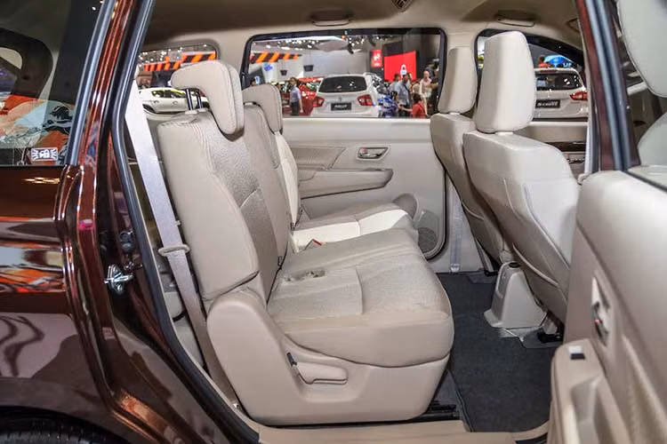 Suzuki Ertiga 2018 vẫn chỉ được trang bị 2 túi khí và bản GX sẽ có thêm hệ thống cân bằng điện tử ESP. Khoang hành lý nay có dung tích 153 lít (lớn hơn 18 lít) khi dựng hàng ghế thứ, có thể mở rộng lên 550 lít (lớn hơn 50 lít) khi gập hàng ghế thứ ba và 803 lít (lớn hơn 68 lít) khi gập cả hàng ghế thứ ba và thứ 2.