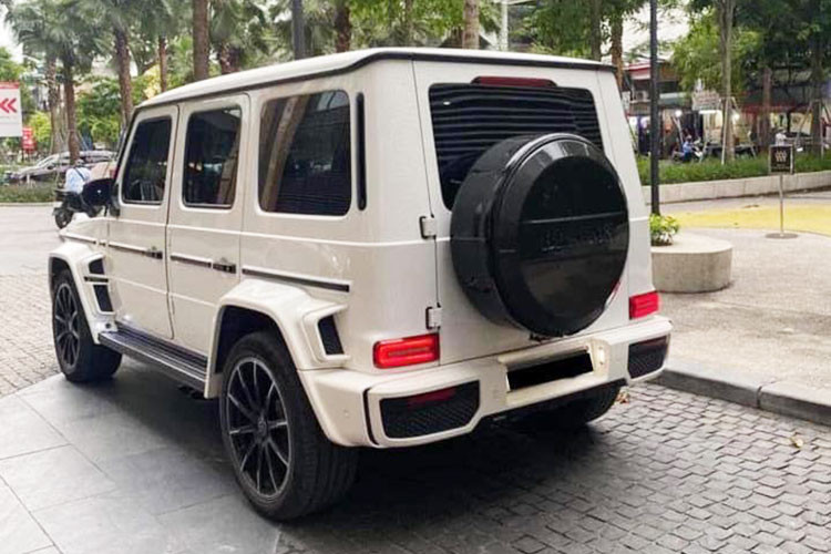 Nức giá xe Mercedes-Benz G350d khi mới về Việt nam được các đại lý tư nhân chào bán khoảng hơn 8 tỷ đồng (G350d không được phân phối chính hãng). Tuy nhiên sau khi được độ lại và lên sàn xe sang cũ vào năm 2022 này, giá xe Mercedes-Benz G350d độ Brabus được chào bán tới hơn 10 tỷ đồng.