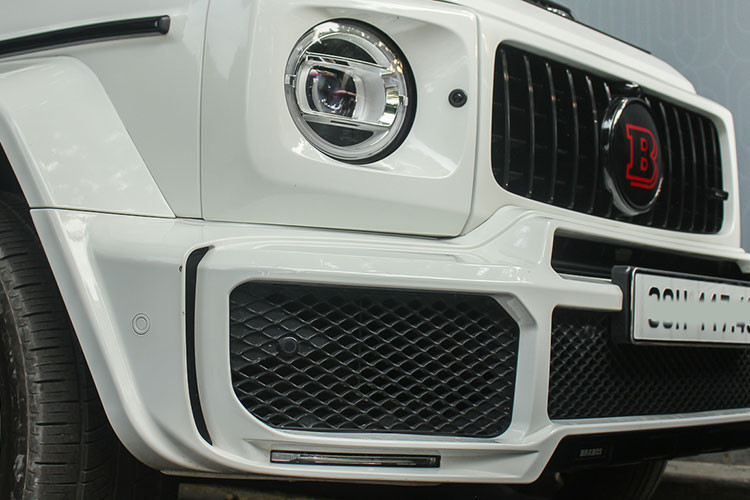 Cụ thể về ngoại hình, phần đầu xe với cản trước nằm trong gói độ của Brabus gồm ba hốc gió lớn. Phía bên trên vị trí gắn biển số, Brabus đã tạo vòm cho khe hút gió vào động cơ giúp cải thiện khả năng làm mát đồng thời thêm những đường gân mạnh mẽ hơn. Dải đèn LED định vị được đặt tích hợp ở viền hốc gió hai bên.