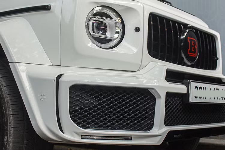 Cụ thể về ngoại hình, phần đầu xe với cản trước nằm trong gói độ của Brabus gồm ba hốc gió lớn. Phía bên trên vị trí gắn biển số, Brabus đã tạo vòm cho khe hút gió vào động cơ giúp cải thiện khả năng làm mát đồng thời thêm những đường gân mạnh mẽ hơn. Dải đèn LED định vị được đặt tích hợp ở viền hốc gió hai bên.